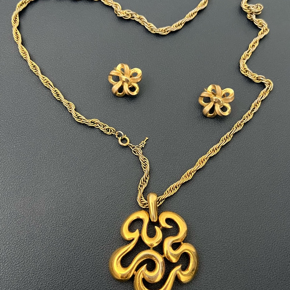 Crown Trifari abstract necklace and earrings - Picture 3 of 6